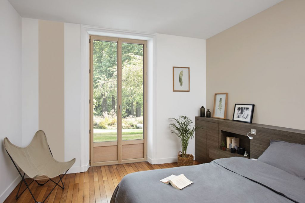 photo d'ambiance porte fenetre de la gamme so avec un intérieur en bois coloris chene clair