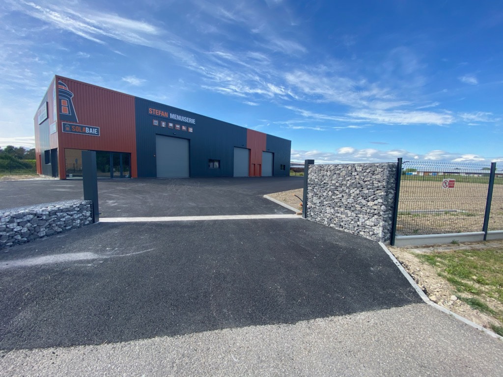 La menuiserie Stefan Solabaie à Blaignac (33) pour la fourniture et la pose de vos fenêtres, portes et volets sur mesure