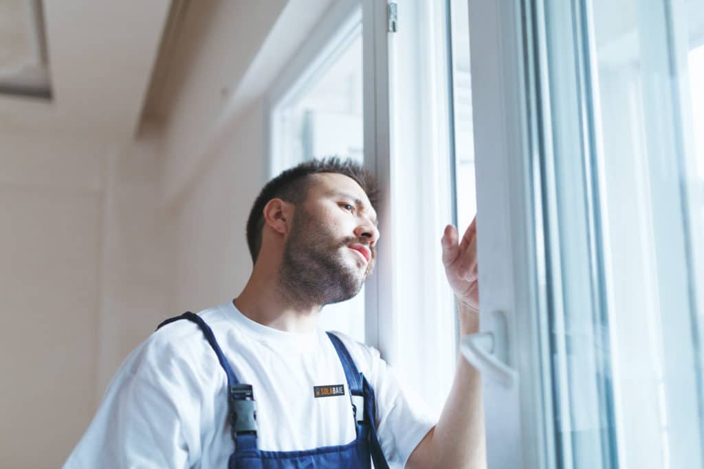 Votre professionnel Solabaie, du conseil à la pose de vos fenêtres, portes, volets et portails .