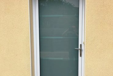 Founiture et pose d'une porte d'entrée à l'Hôpital de Camfrout
