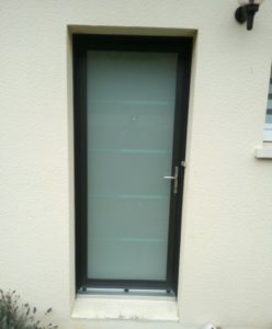 Fourniture et pose d'une porte d'entrée alu grand vitrage, coloris noir sablé 2100 à Plougastel (29)