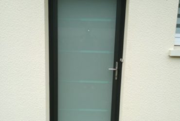 Fourniture et pose d'une porte d'entrée alu grand vitrage, coloris noir sablé 2100 à Plougastel (29)