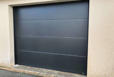 Porte de garage sectionnelle noir sablé RAL 2100 modèle CORIOU