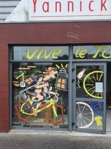 Facade Solabaie aux couleurs du Tour de France 2021 à la Menuiserie PEURON de Pluméliau 56