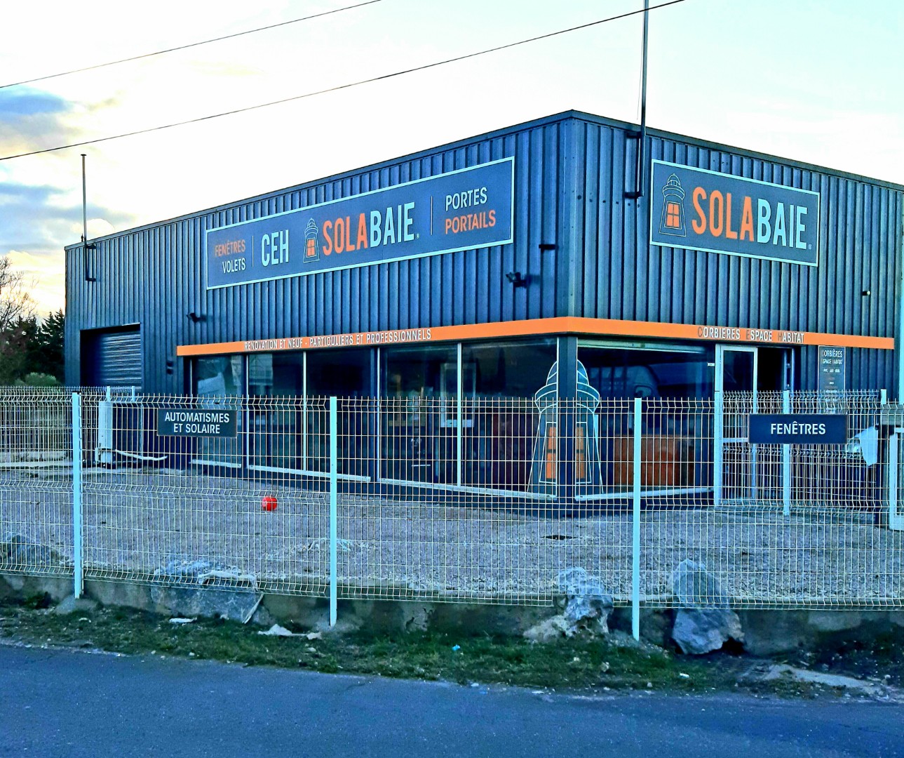 Facade du magasin de menuiseries Solabaie CEH
