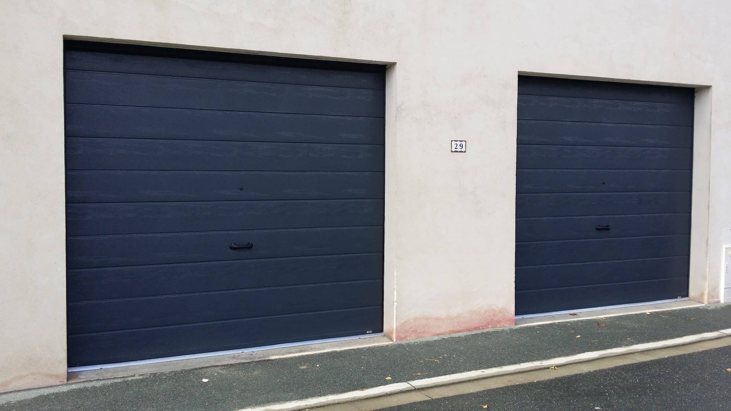 Pose d’une porte de garage sectionnelle modèle SARTENE