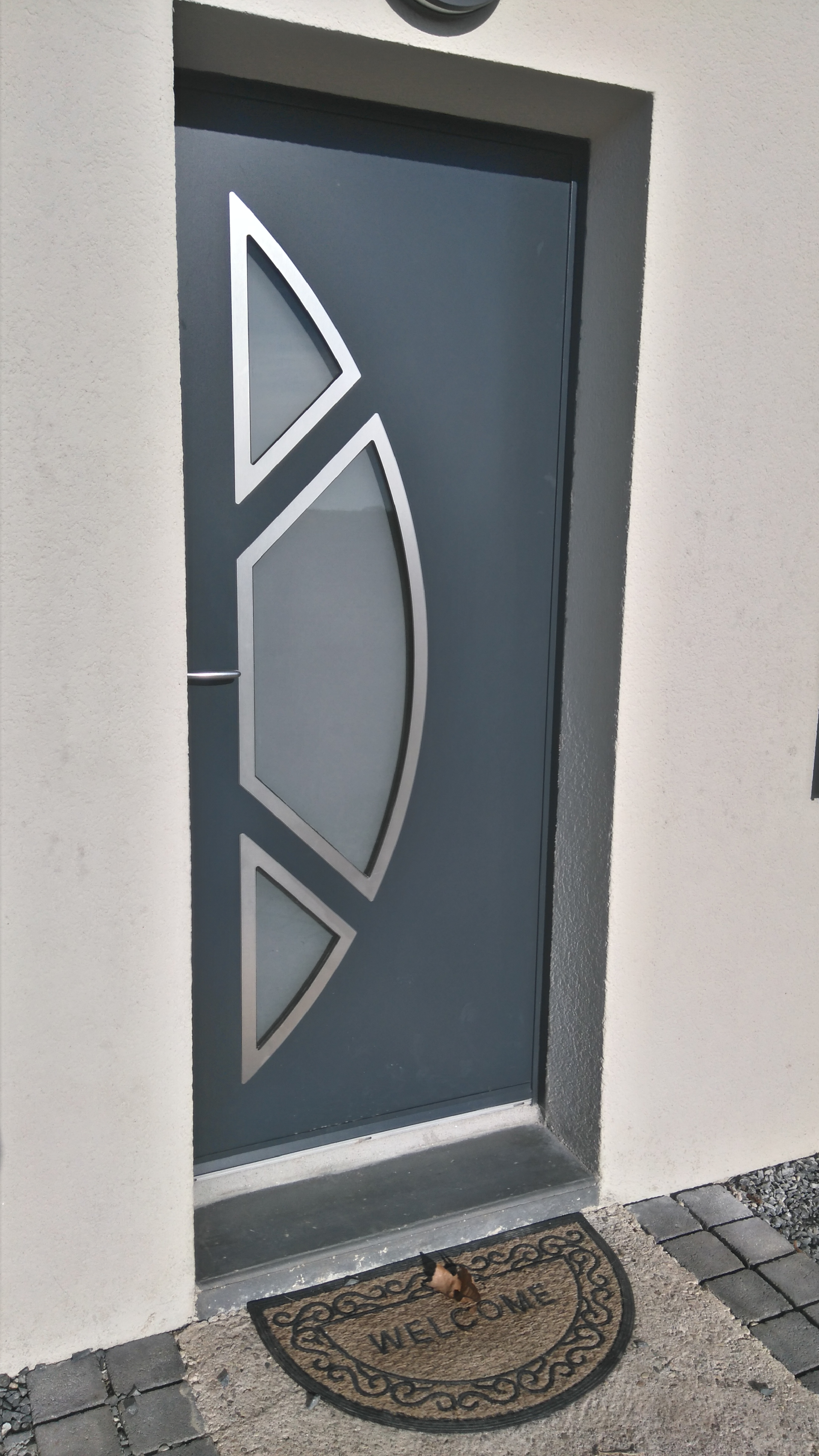 Installation d’une porte d’entrée en aluminium