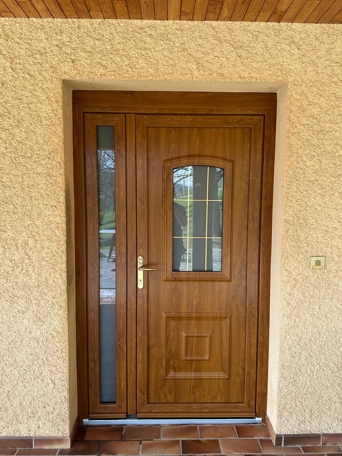 Porte d’entrée en PVC avec semi fixe et vitrage petits bois laitonnés