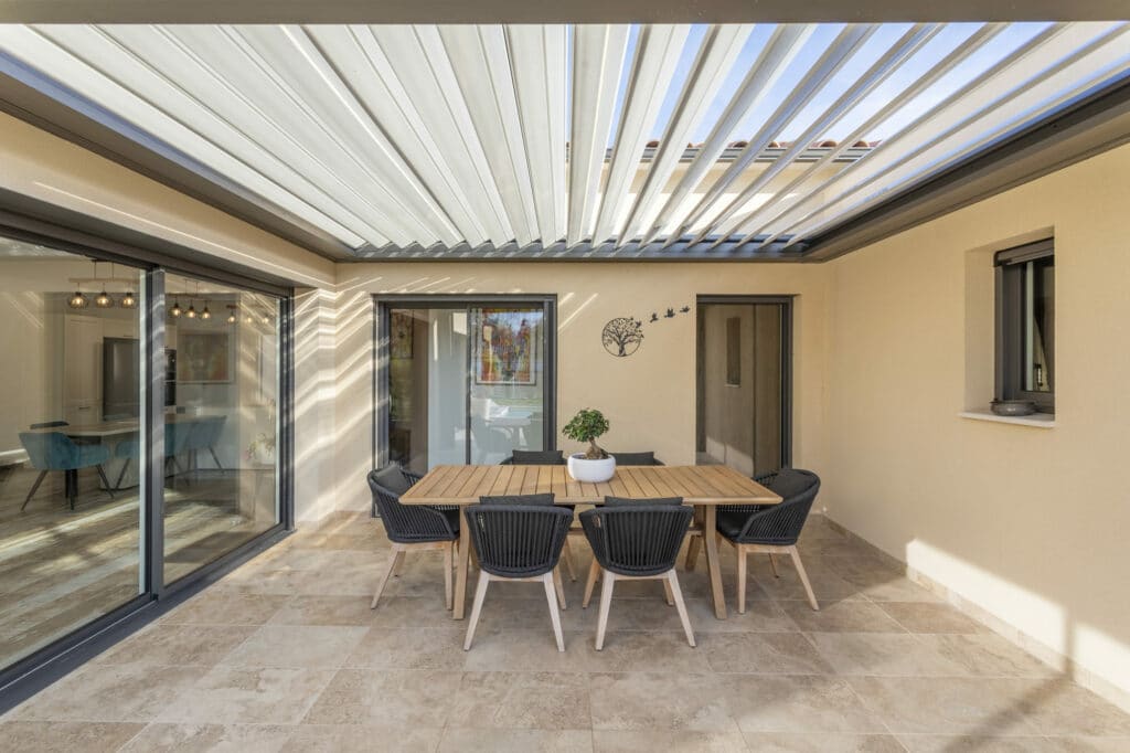 Fenêtre en aluminium de la gamme aluneo Solabaie coloris gris-ral 7016 vue extérieure